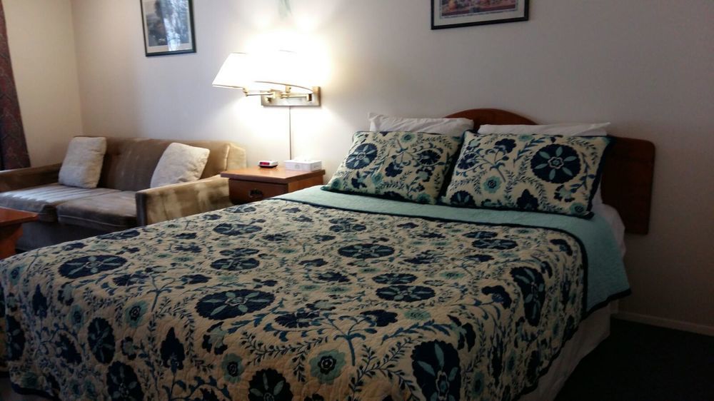 Chase Country Inn Bagian luar foto