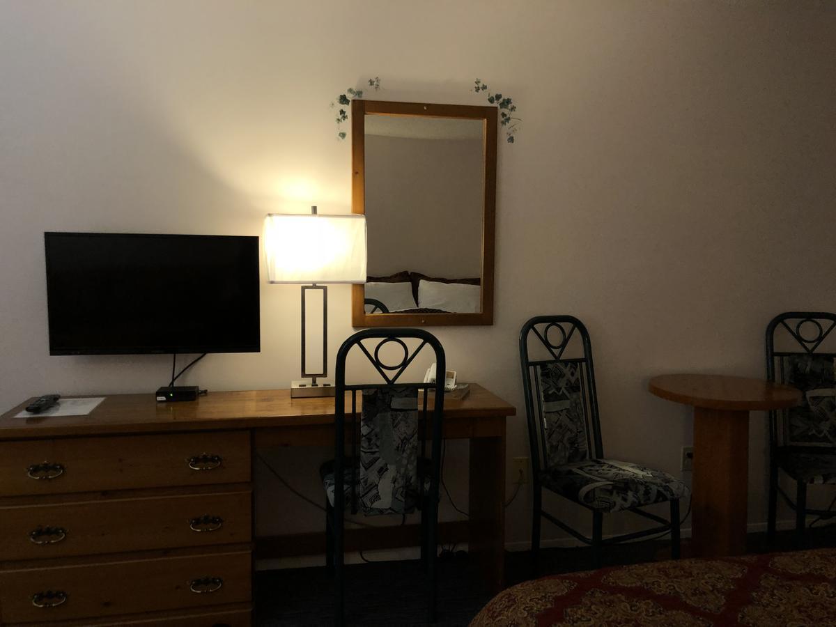Chase Country Inn Bagian luar foto