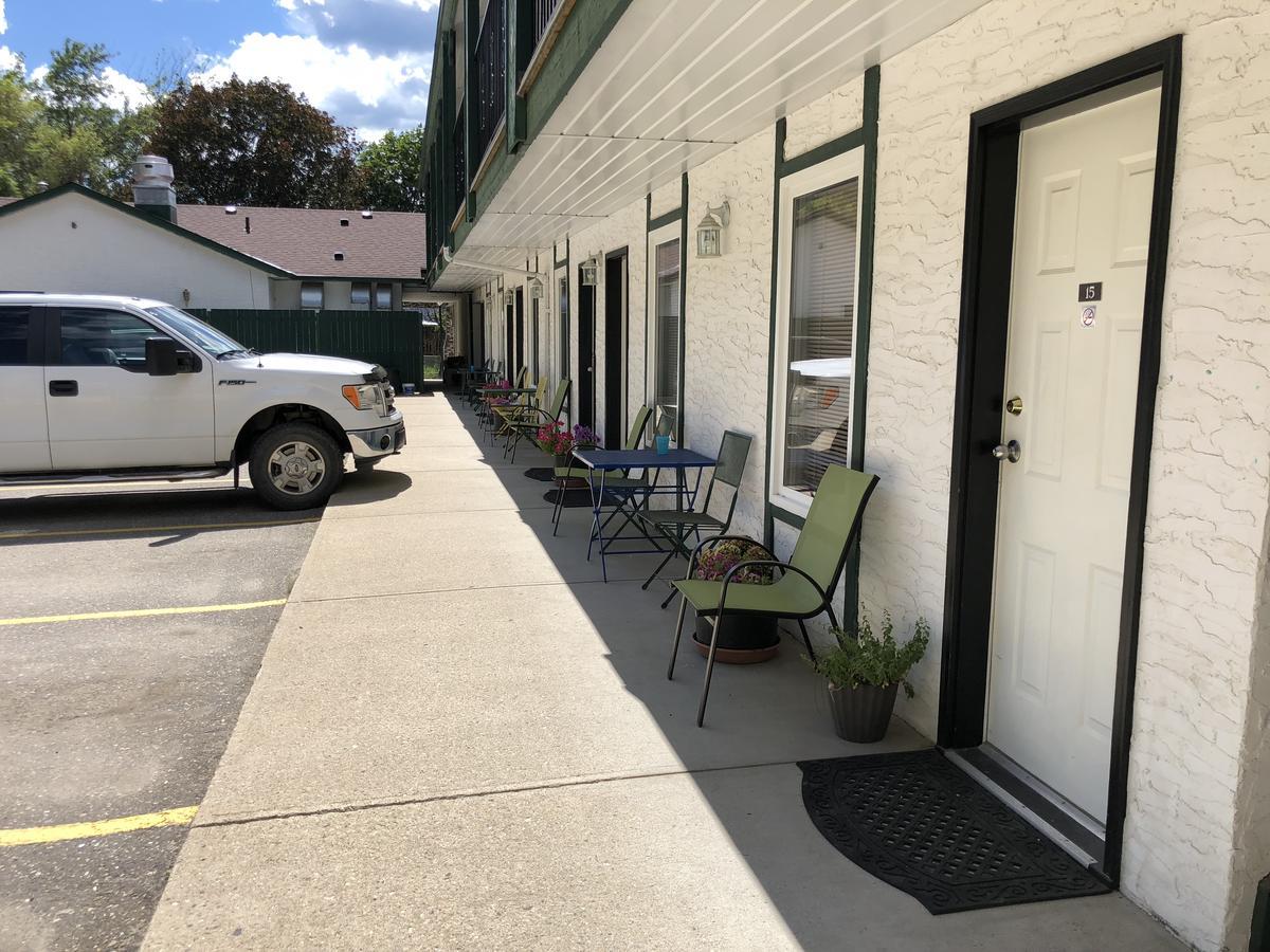 Chase Country Inn Bagian luar foto