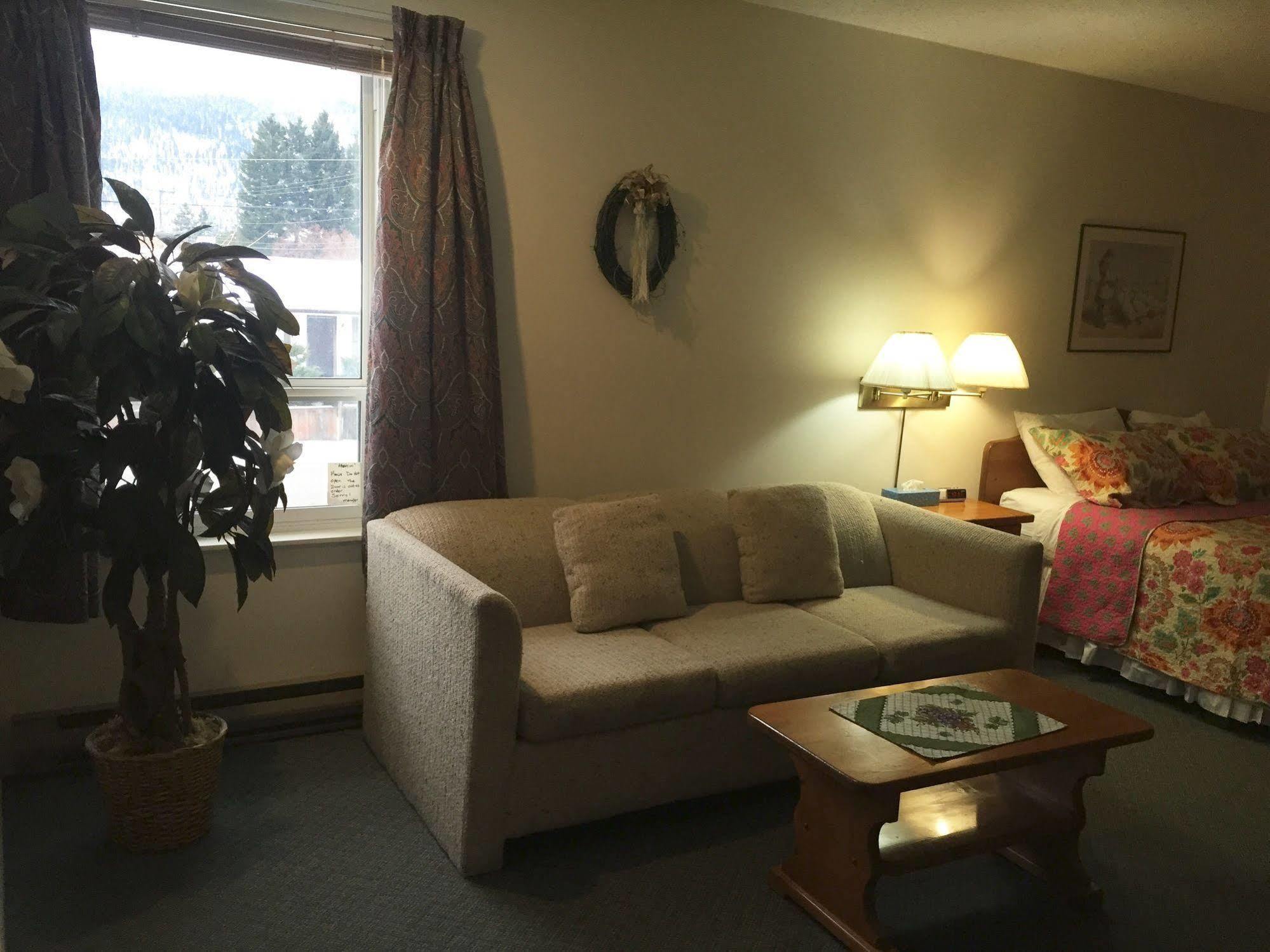 Chase Country Inn Bagian luar foto