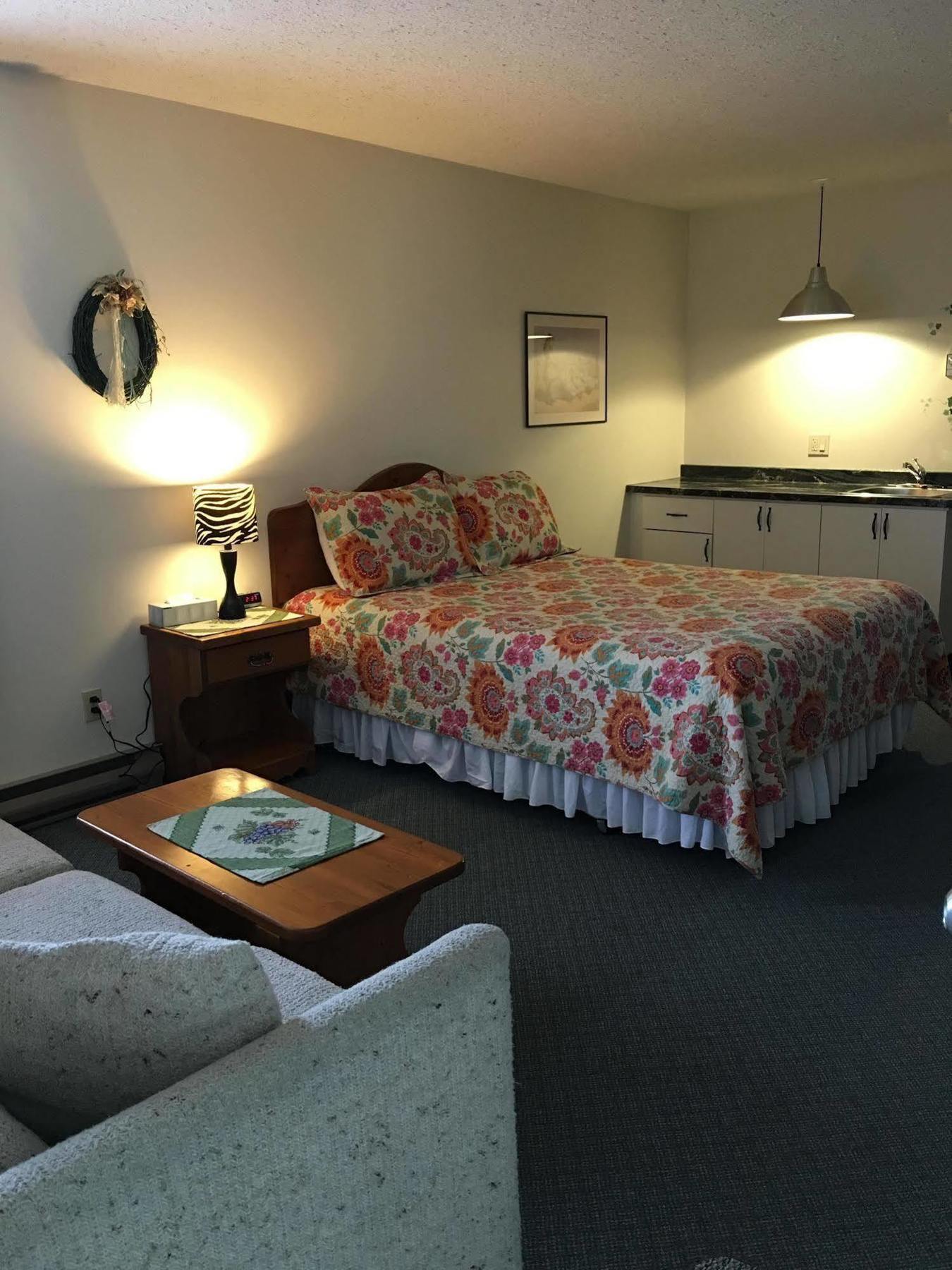 Chase Country Inn Bagian luar foto