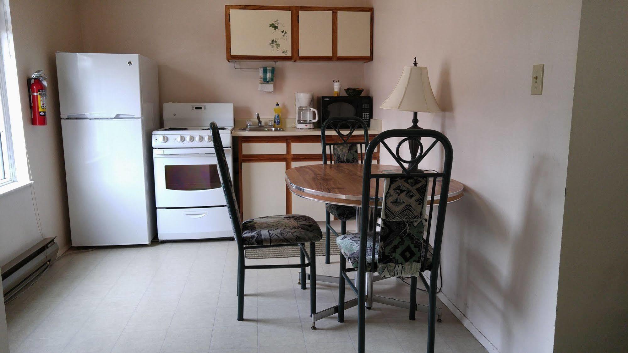 Chase Country Inn Bagian luar foto