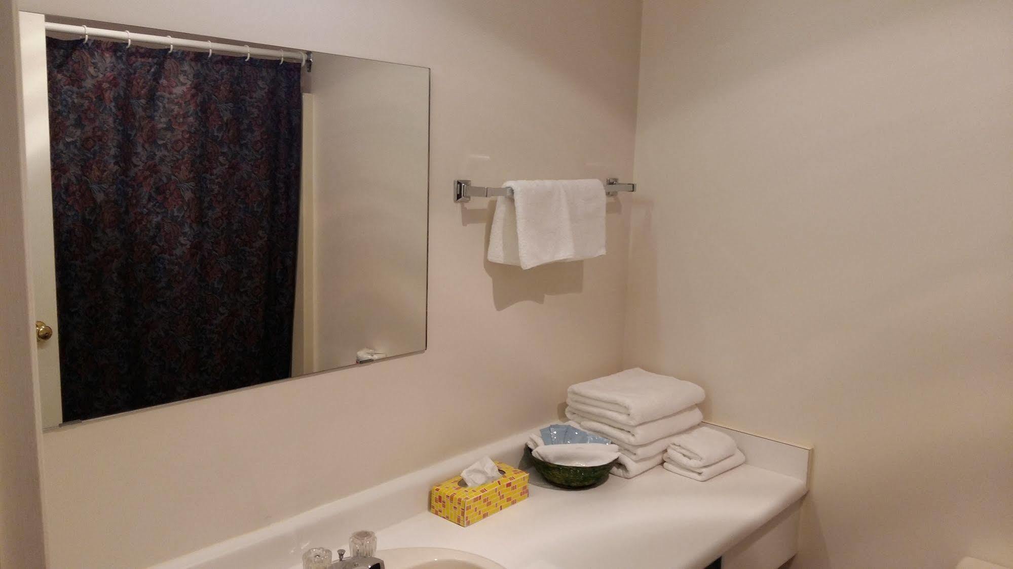 Chase Country Inn Bagian luar foto