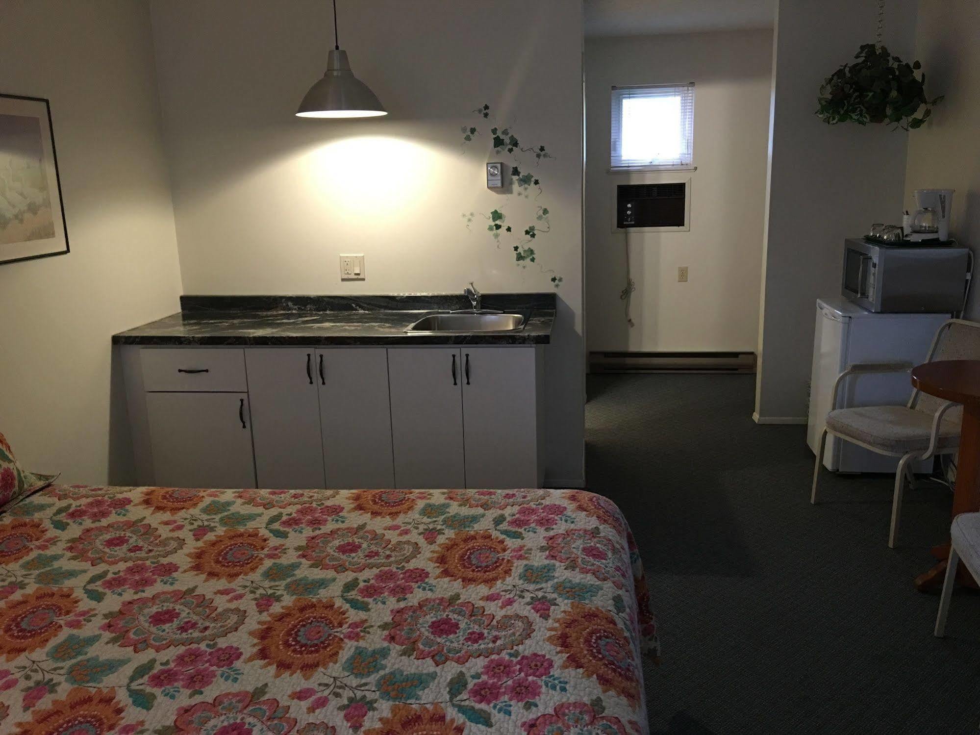 Chase Country Inn Bagian luar foto