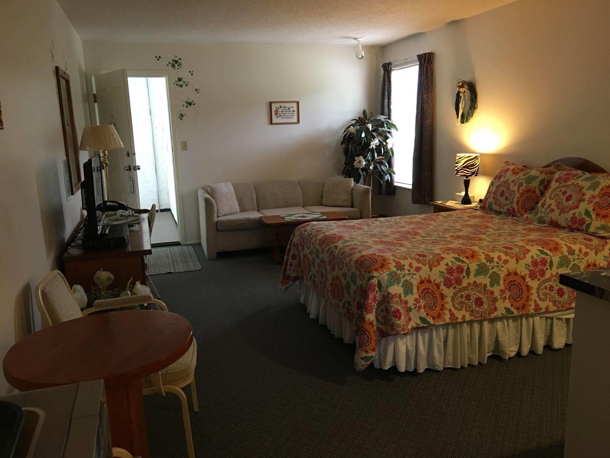 Chase Country Inn Bagian luar foto