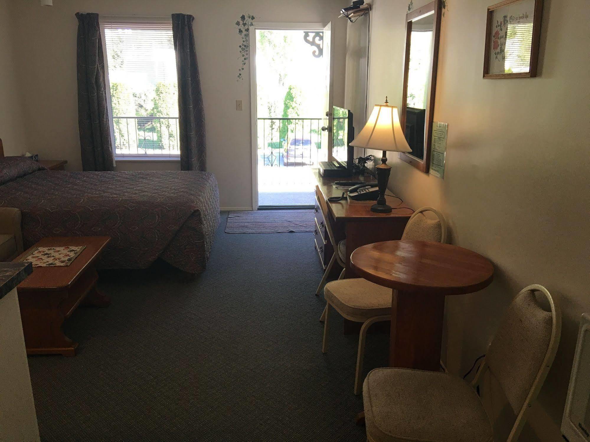 Chase Country Inn Bagian luar foto