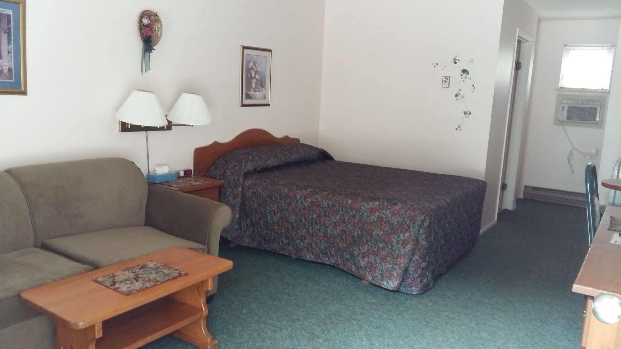 Chase Country Inn Bagian luar foto