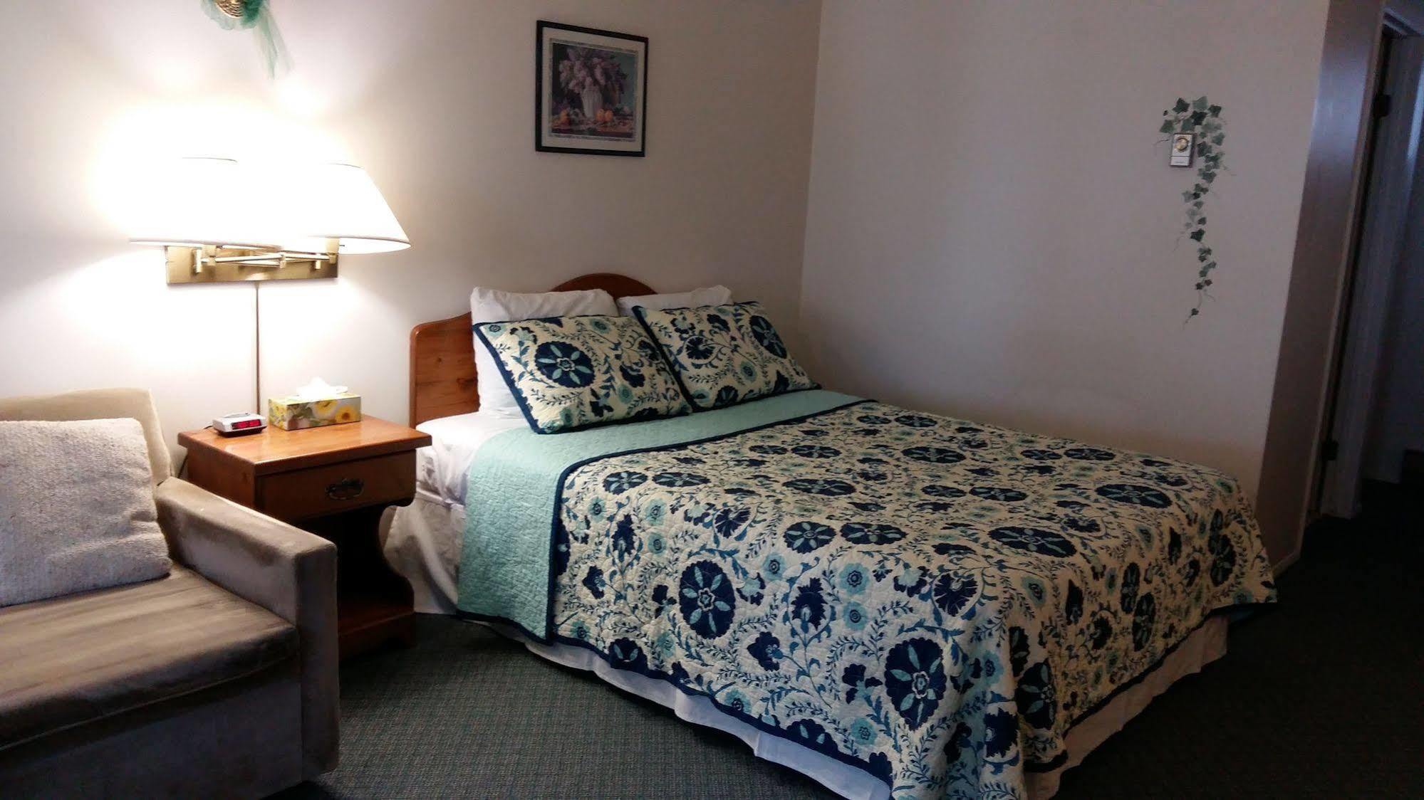 Chase Country Inn Bagian luar foto