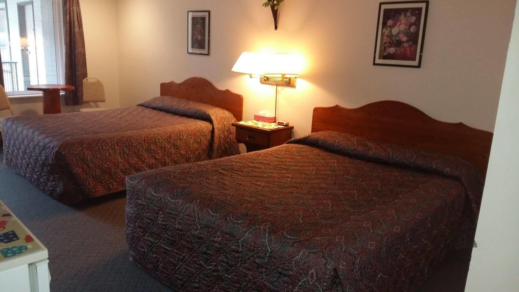 Chase Country Inn Bagian luar foto