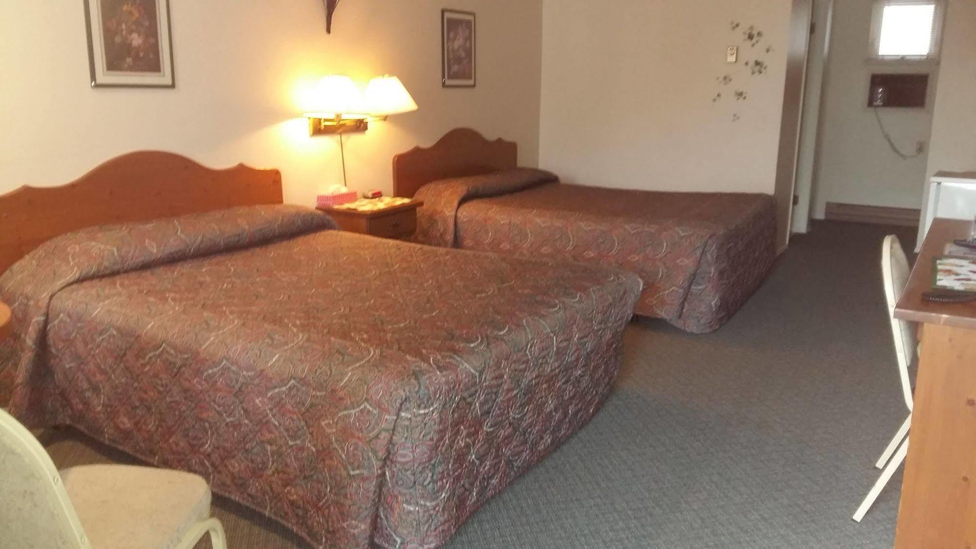 Chase Country Inn Bagian luar foto