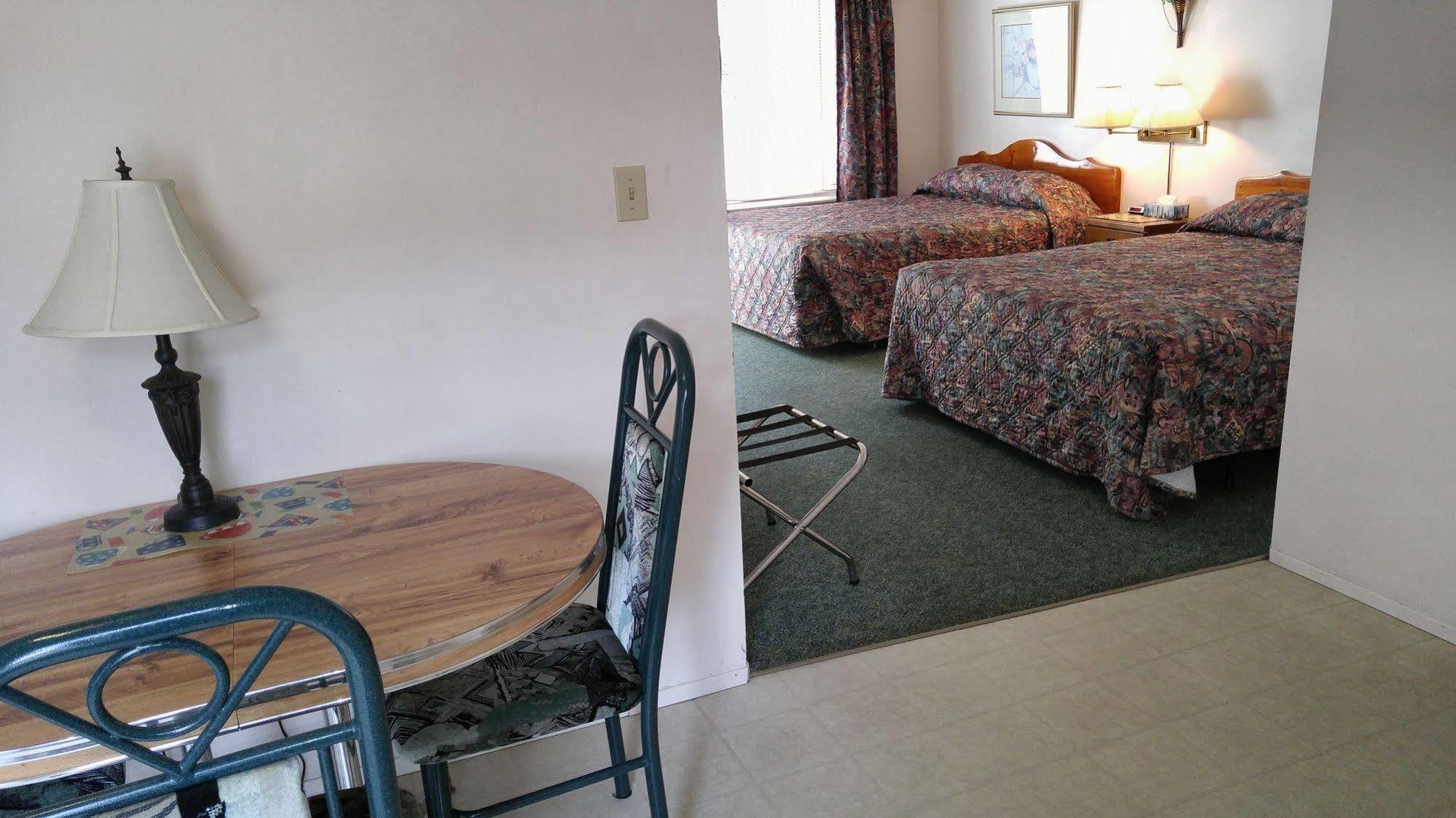 Chase Country Inn Bagian luar foto
